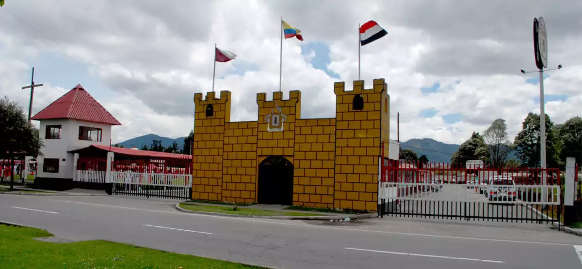 front picture of the Colegio Militar Simon Bolivar establishment